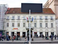 Trg bana Jelačića 15, ugrađena trokrilna dvokatnica, kuća graditelja Bartola Felbingera sagrađena 1829. godine, pročelje